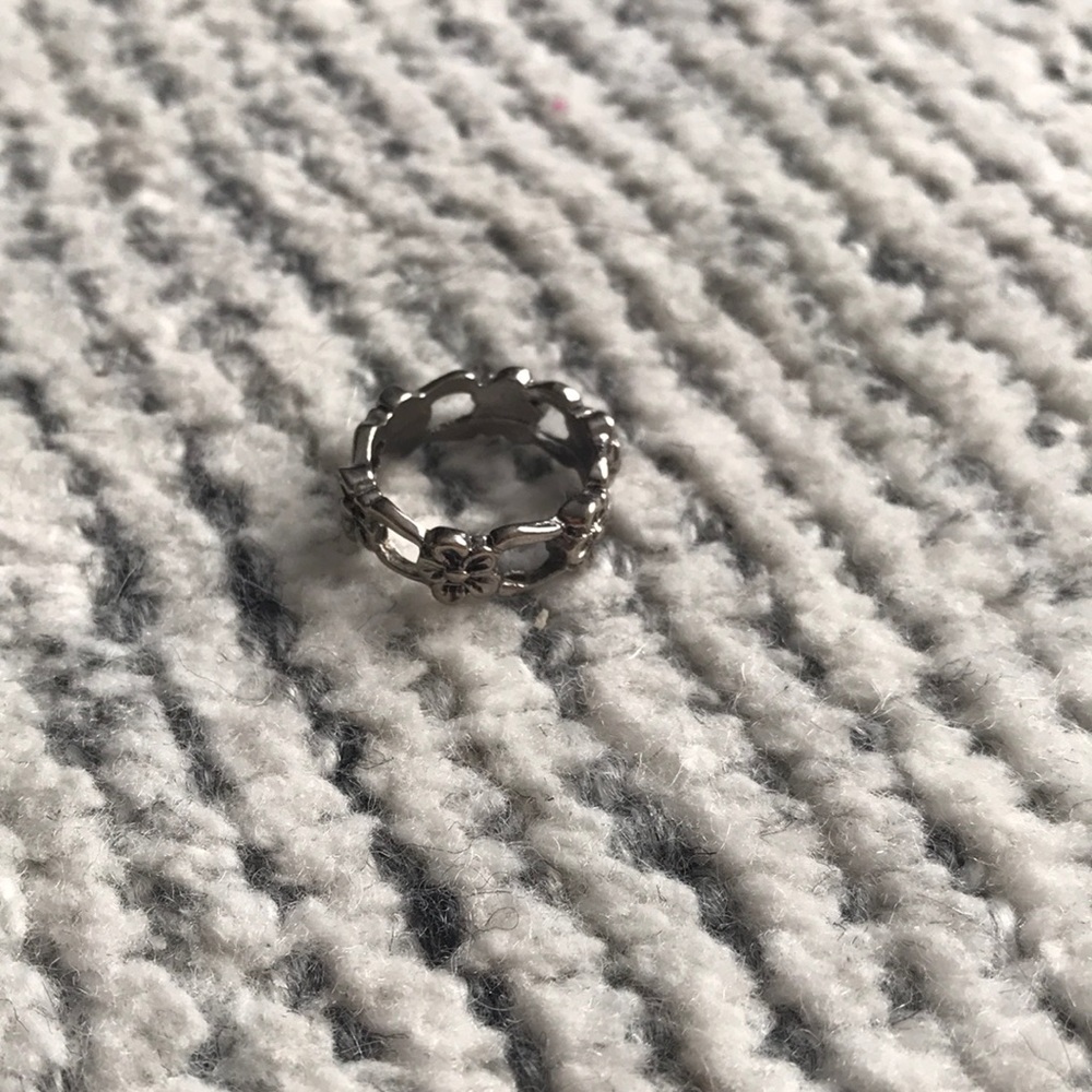 Silver flower ring 🌸 - Picture 2 of 2